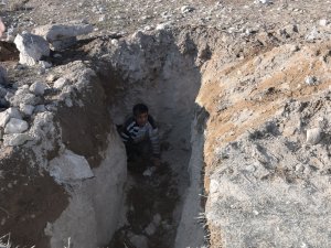 Tarihi Tosun Höyüğü’nde Definecilerin Açtığı Tünel Ortaya Çıktı