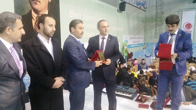 İş Adamı Nutku Akın’a plaket