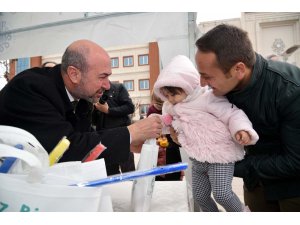 Başkan Pekyatırmacı çocuklara şivlilik dağıttı