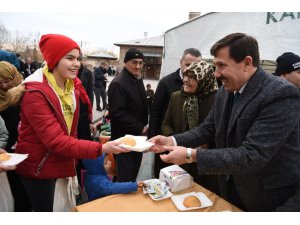 Başkan Kılca vatandaşa pişi, çocuklara şivlilik dağıttı