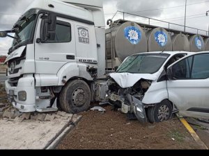 Konya’da süt tankeriyle kamyonet çarpıştı: 1 ağır yaralı