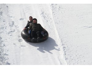 Derebucak’ta gençlerin kayak keyfi