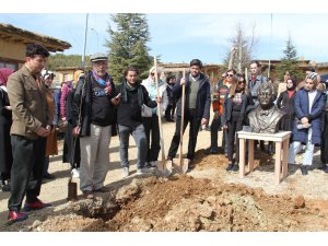 Müslüm Gürses’in ismi Şükran Köyü’nde dikilen çınar ve büstüyle yaşatılacak