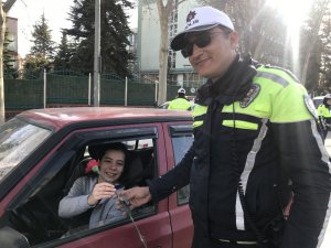 Trafik polisleri kadın sürücü ve yolculara karanfil dağıttı