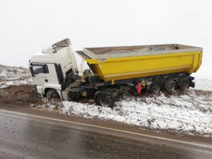 Kontrolden çıkan tır  şarampole çıktı: 1 yaralı