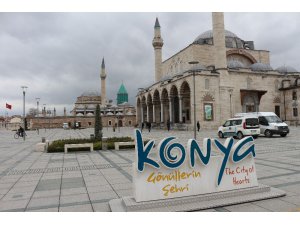 Konya’da cuma namazında camiler boş kaldı