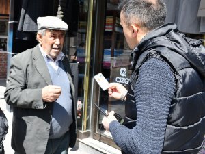 Aksaray’da polis kimlik ve kuyrukta mesafe kontrolü yaptı