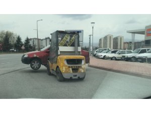 Forklift ile caddede otomobil taşıdı