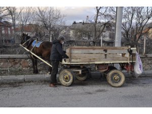 Husumetli olduğu şahsa ateş ederken 2 kişiyi yaraladı