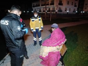 Yorganla parktaki bankta yatan yaşlı adama Aksaray Belediyesi sahip çıktı