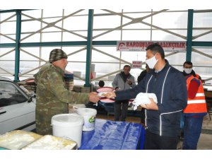 Akşehir Belediyesi maske ve eldiven dağıtımını sürdürüyor