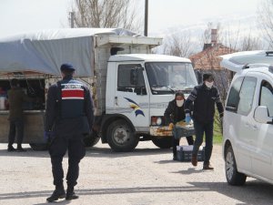 Karantinadaki mahallede kadınlardan jandarmaya pasta börek ikramı