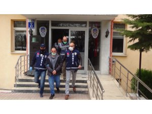 Üç kişiyi öldürüp polise teslim oldu