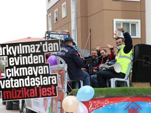 TÜRKYILMAZ’DAN EVLERİNDE KALAN VATANDAŞLARA MÜZİKAL JEST