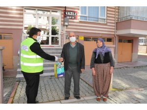 Akşehir Belediyesinden şehit ve gazi ailelerine maske