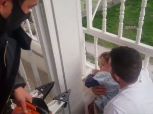 Kafası balkon demirine sıkışan çocuk itfaiye ekiplerince kurtarıldı