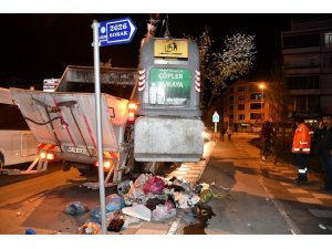 Halatı kopan çöp konteyner kapağı görevliyi yaraladı