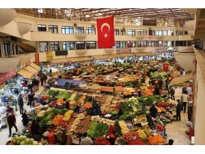 Konya’nın asırlık çarşısında maske takma ve sosyal mesafe kuralına uyuluyor