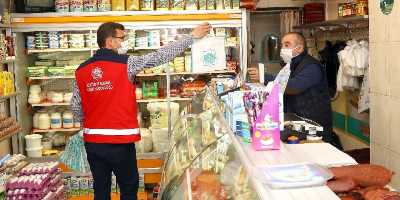 Aksaray Belediyesi esnaflara maske ve eldiven dağıttı