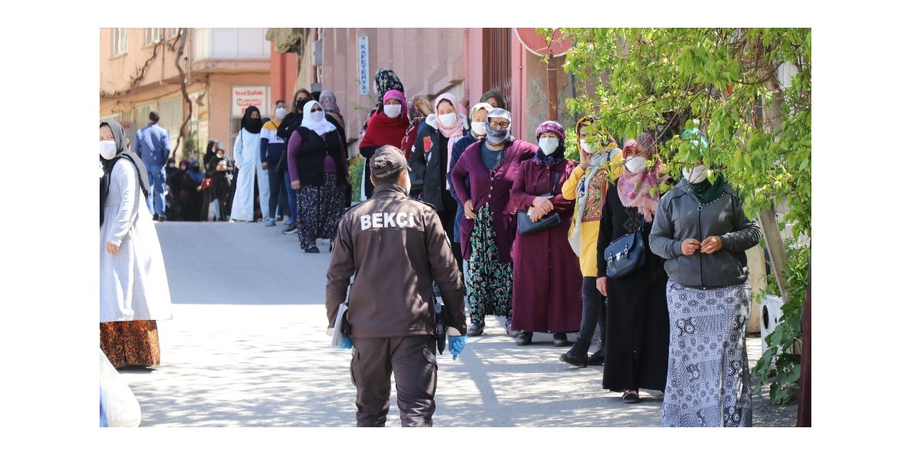 Uzun kuyruğun oluştuğu Kızılay’ın yardımı sosyal mesafe denetimi ile yapıldı