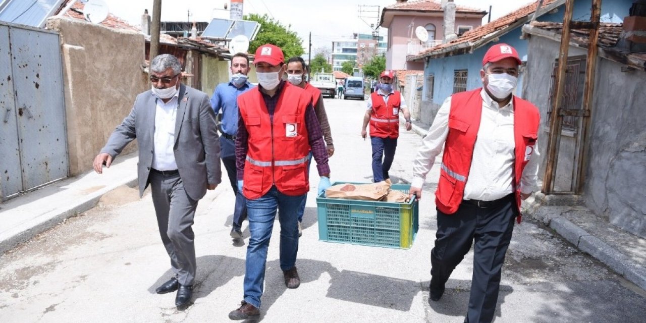 Başkan Kılca, Kızılay gönüllüsü olup ekmek ve gıda kolisi dağıttı