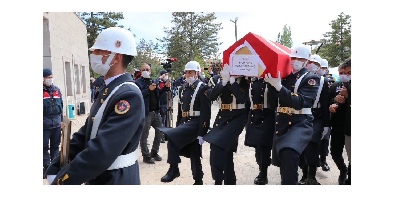 Aksaraylı şehit sosyal mesafe ile kılınan cenaze namazı sonrası defnedildi