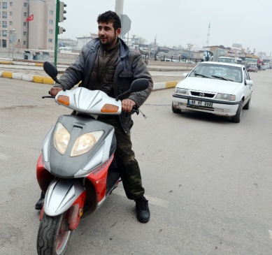 Vay be! Otomobili Motosikletle Çektiler