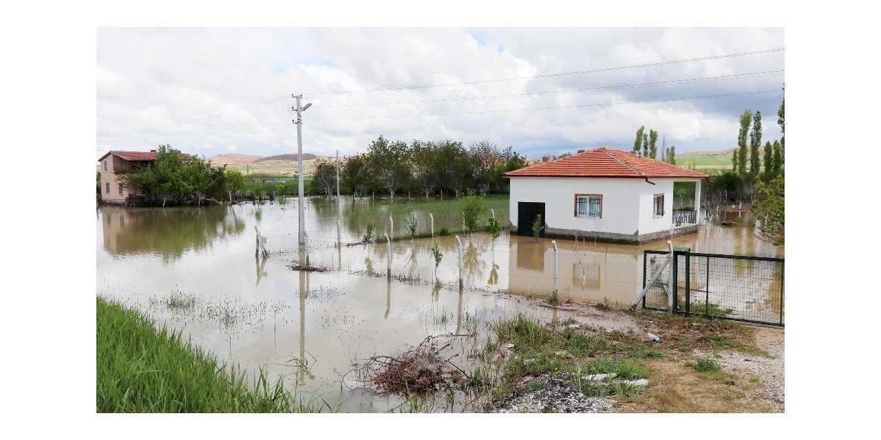 Aksaray’da sulama kanalı patladı, tarla ve evler sular altında kaldı