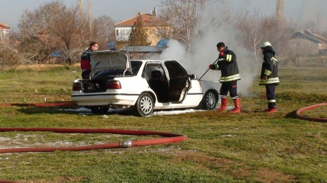 Park halindeki otomobil yandı!