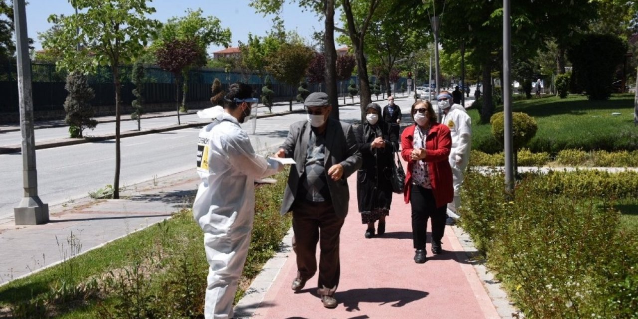 Konya Büyükşehir sokağa çıkan büyüklerini yalnız bırakmadı