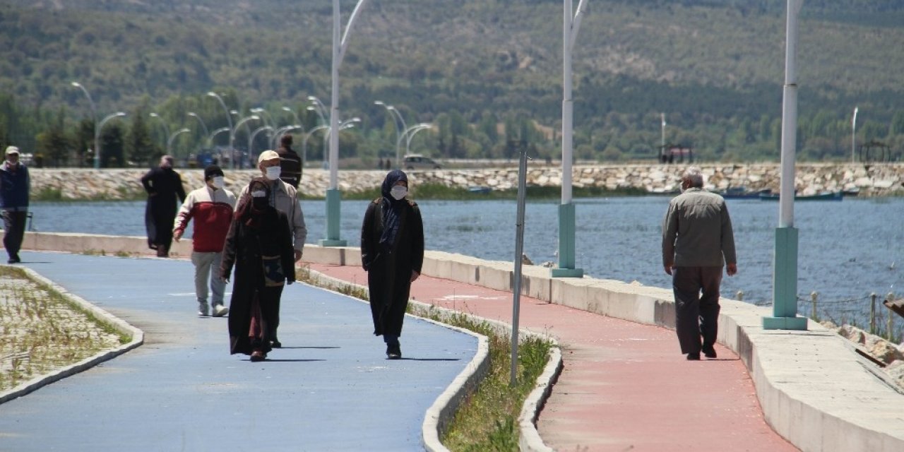 Beyşehir’de 65 yaş üstü vatandaşlar göl kenarına akın etti