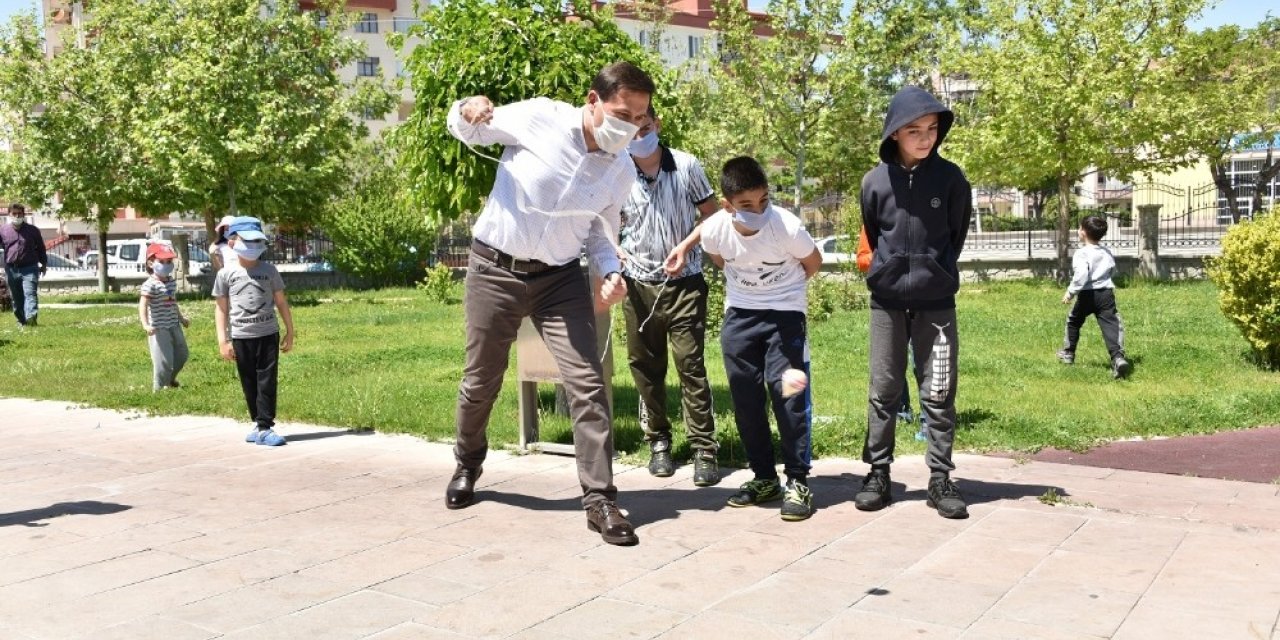 Başkan Kılca’dan çocuklara maske ve çikolata