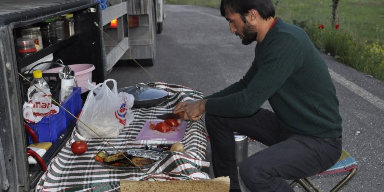 Tır şoförünün yolda iftarı