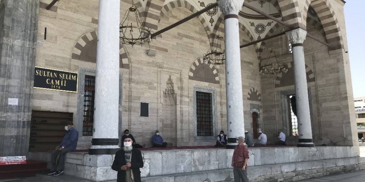 Konya’da 65 yaş üzeri vatandaşlar camilere koştu