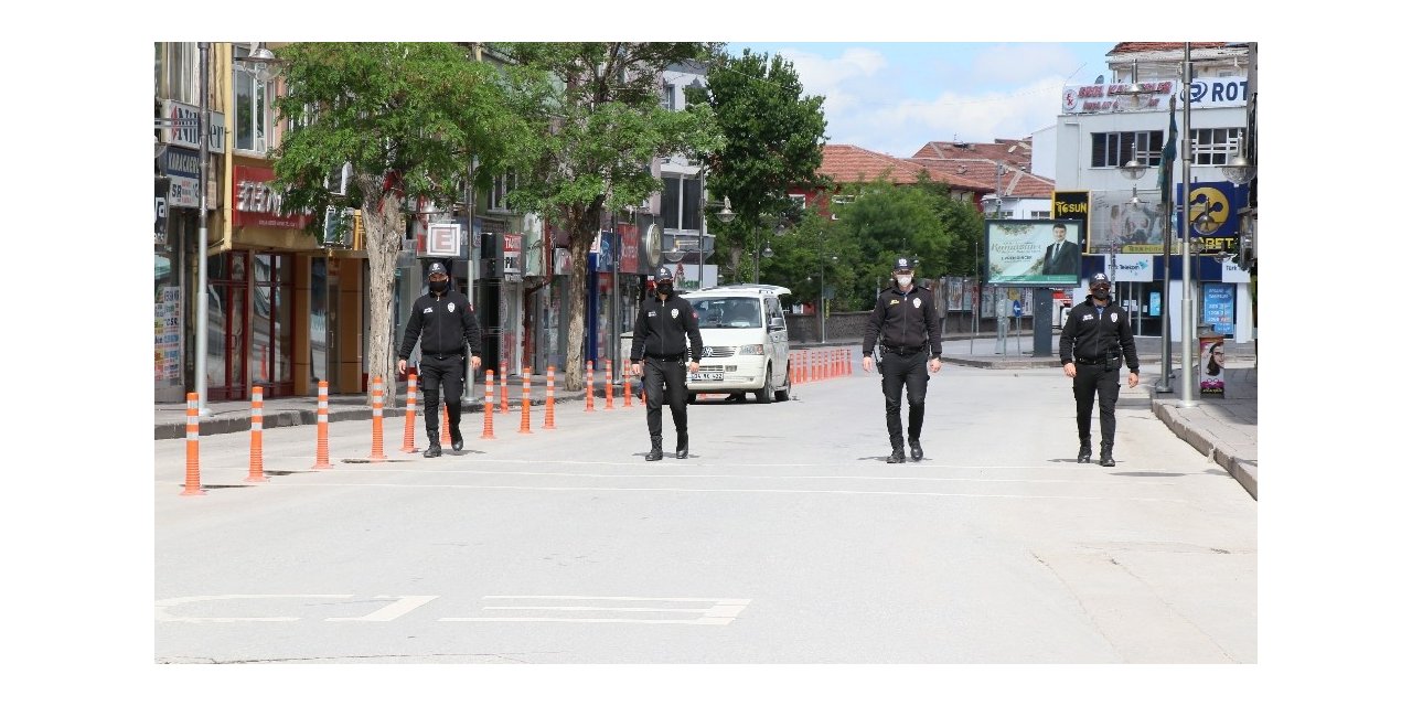 Aksaray’da sokaklar görev yapan polislere kaldı