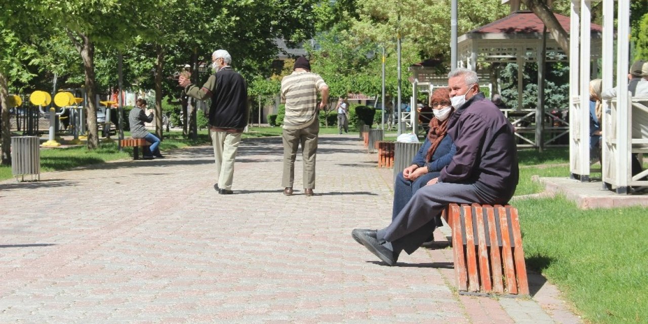 65 yaş üstü izinliler parklara akın etti