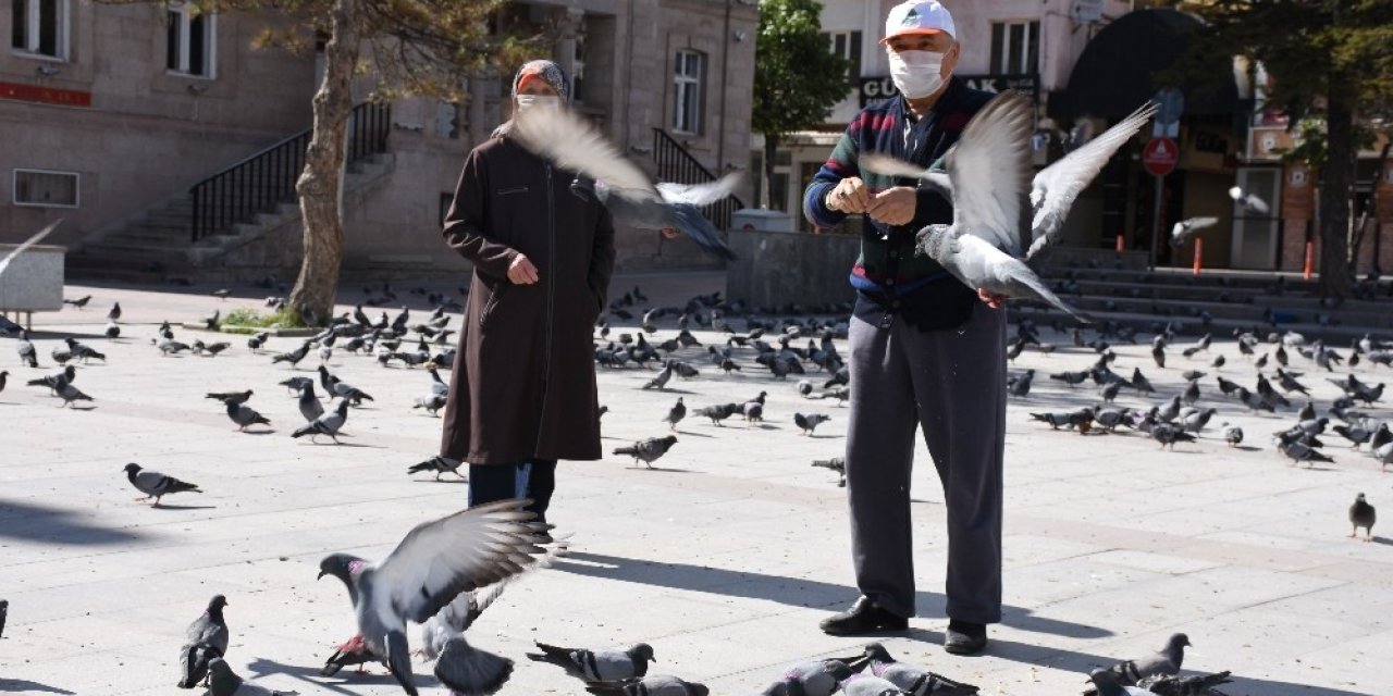 65 yaş üstü kişiler bayramın keyfini sokaklarda çıkardı