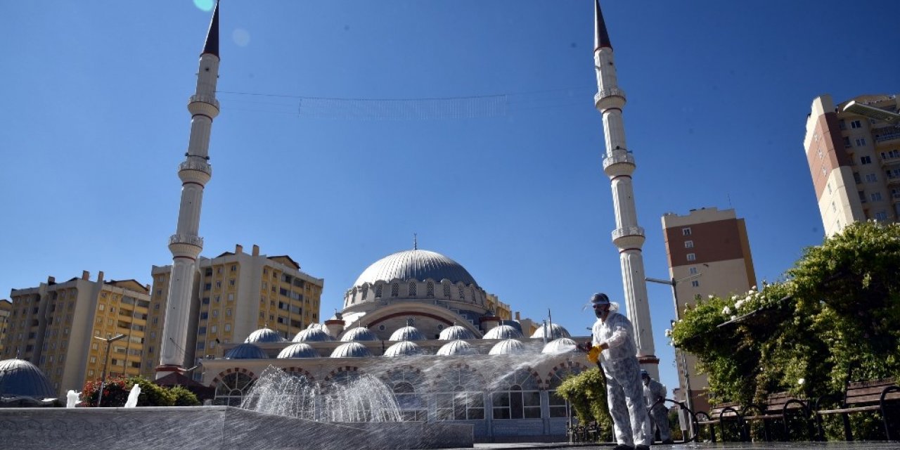 Konya’da cami avluları cuma namazına hazırlanıyor