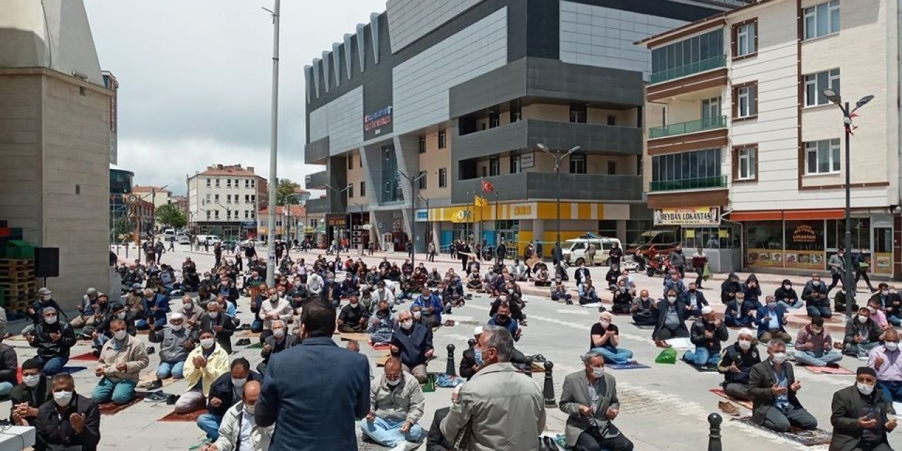 Kulu’da uzun aradan sonra ilk cuma namazı kılındı