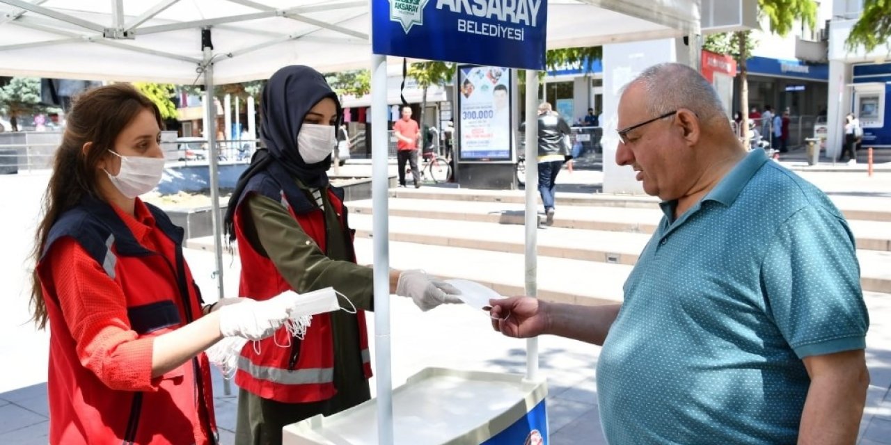 Aksaray Belediyesi maske dağıtımını sürdürüyor