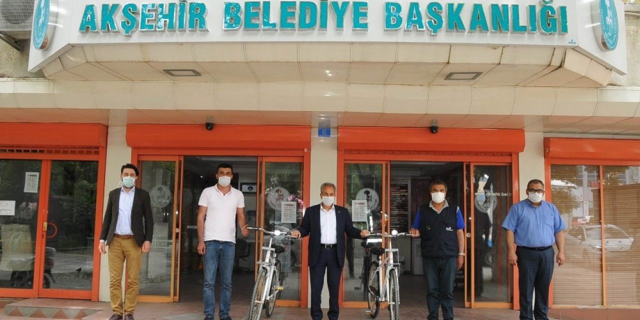 Bayramda kazandıkları bisikletlerini teslim aldılar