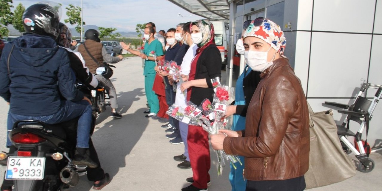 Motosiklet ve bisiklet tutkunlarından fedakar sağlık çalışanlarına çiçek