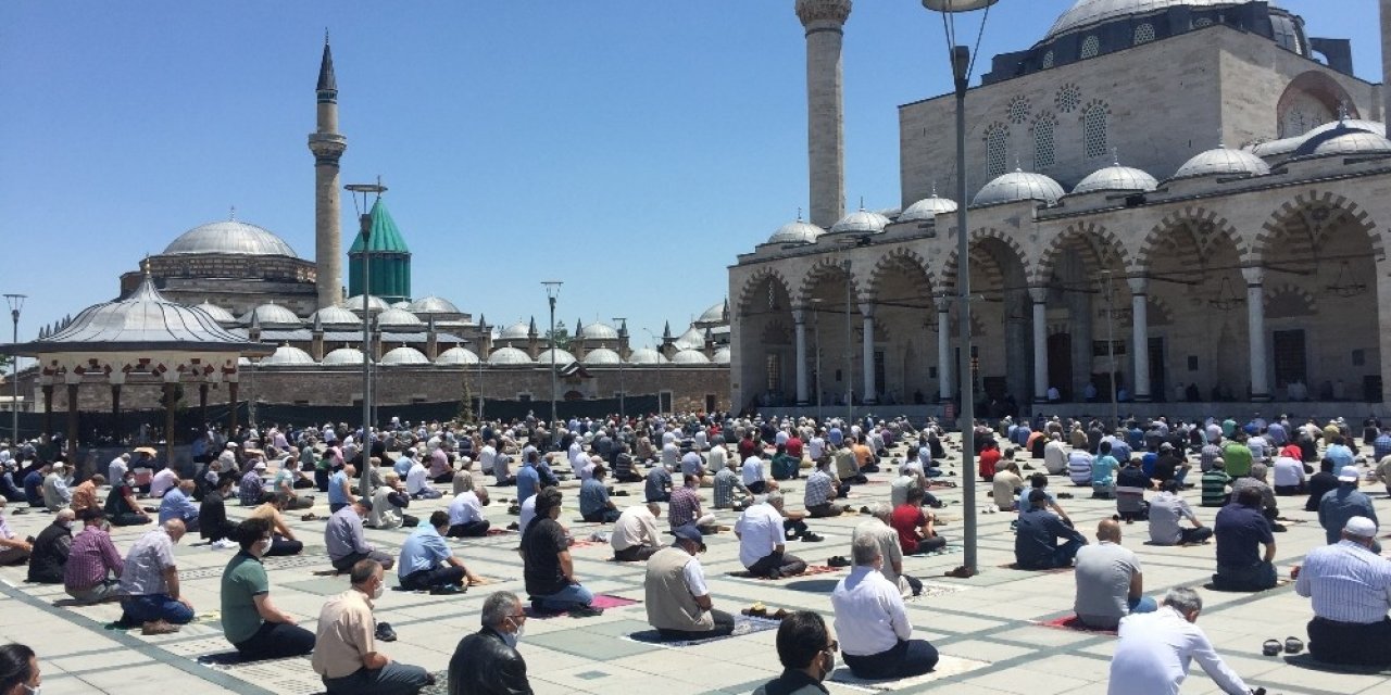 Konya’da sosyal mesafeli ikinci cuma namazı kılındı