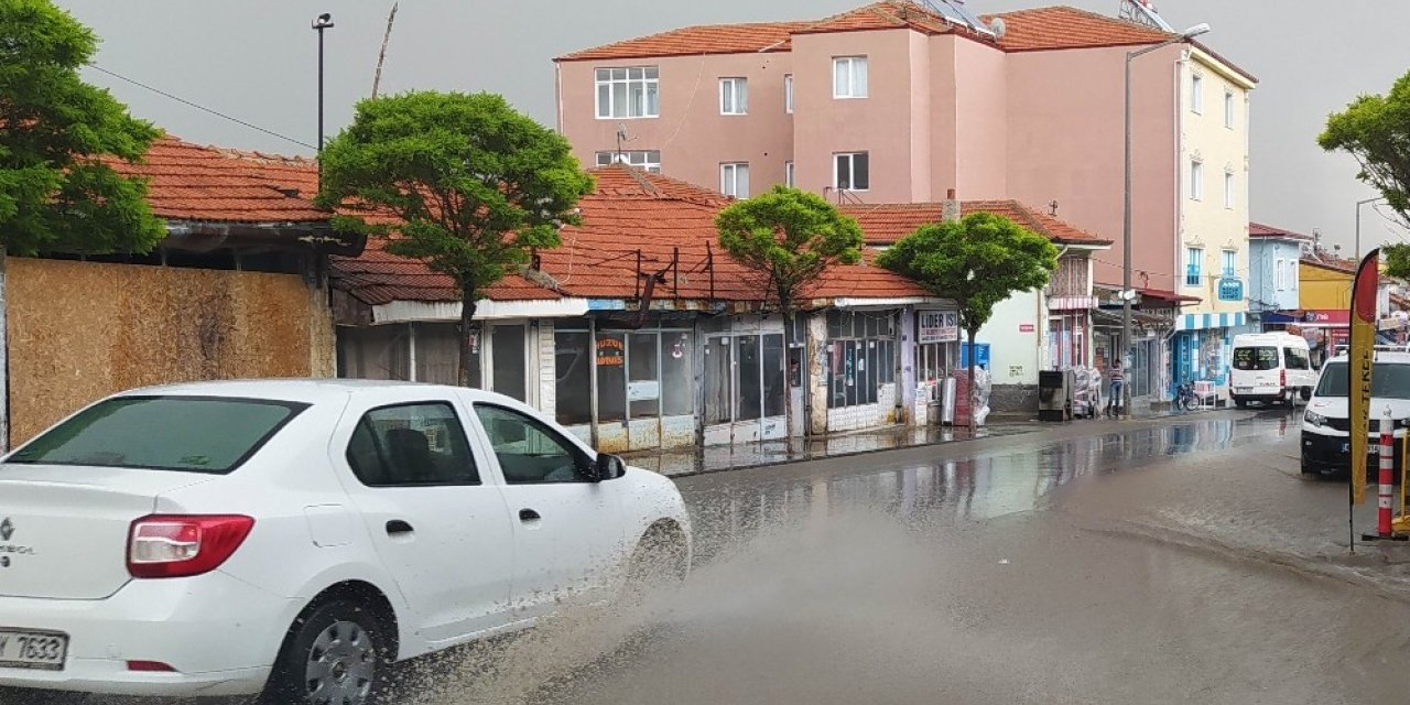 Yunak’ta yağmur yağışı etkili oldu