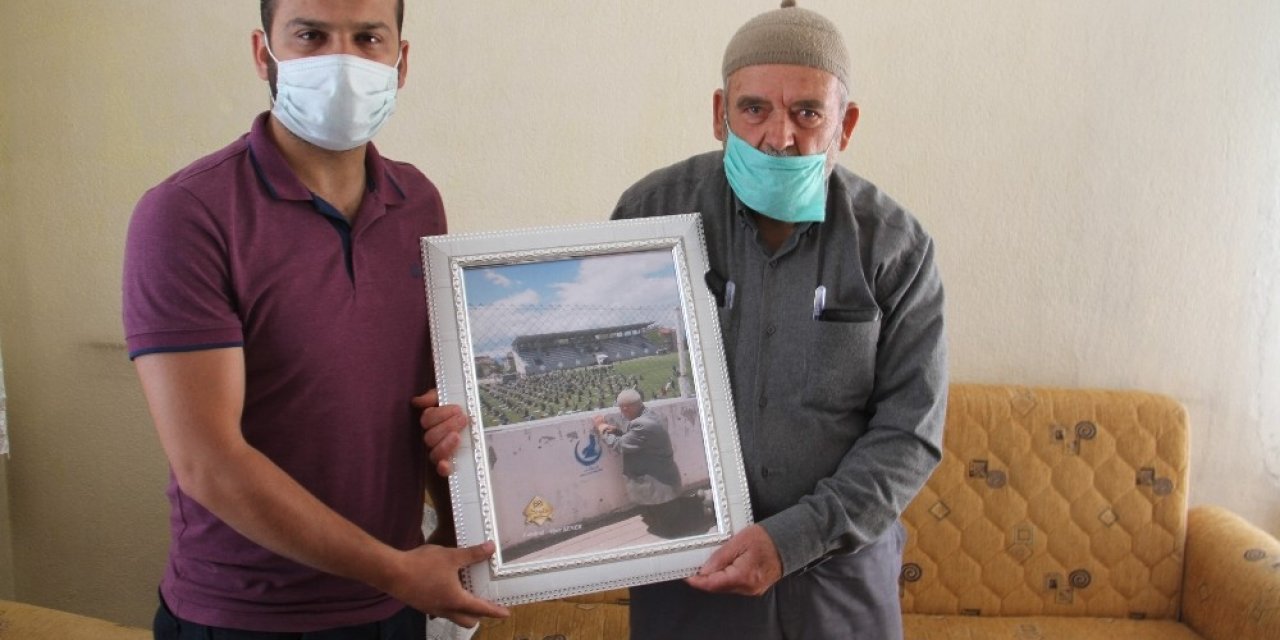 Cuma namazı için stada alınmayan Osman dede, o kareyi çekenle tanıştı