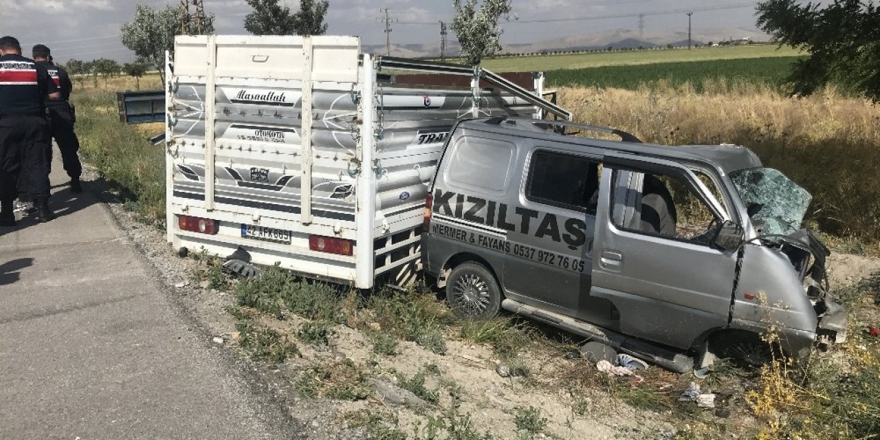 Konya-Aksaray Yolunda hayvan yüklü kamyonetle, mermer yüklü panelvan çarpıştı: 2 ölü