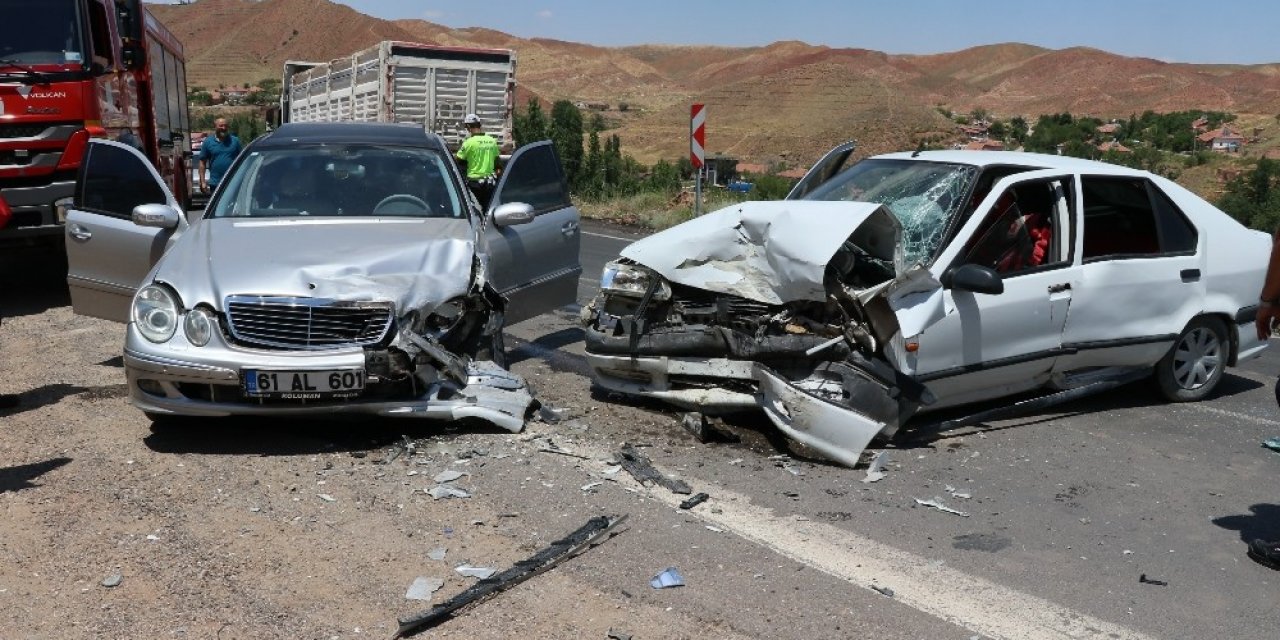 Aksaray'da Otomobiller Kafa Kafaya Çarpıştı: 2 Yaralı