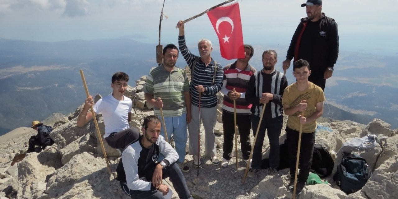 Görme engellilerden 15 Temmuz anısına Dedegöl Dağı zirvesine Türk bayrağı