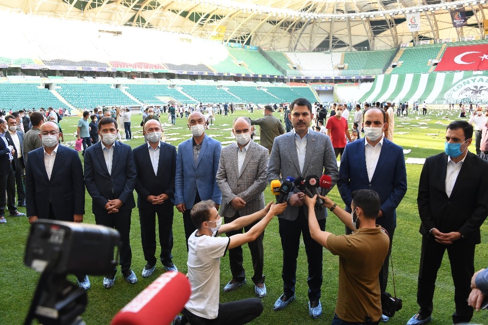 Bakan Murat Kurum, bayram namazını Konya’da kıldı