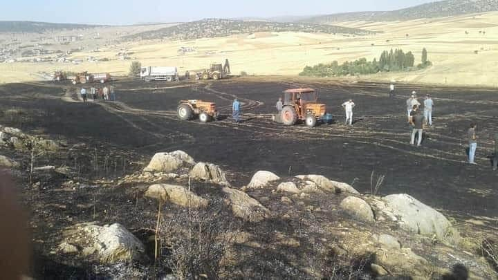 Yanan ekin tarlasından traktörünü kurtarmaya çalışan çiftçi yanarak can verdi